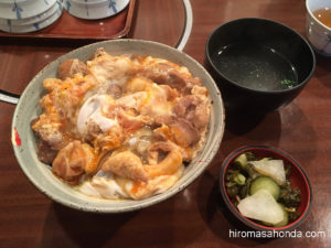 【2020年6月】御徒町にある「鳥つね 自然洞」で絶品・「特上もつ入親子丼」の大盛りをお昼に食べてきた